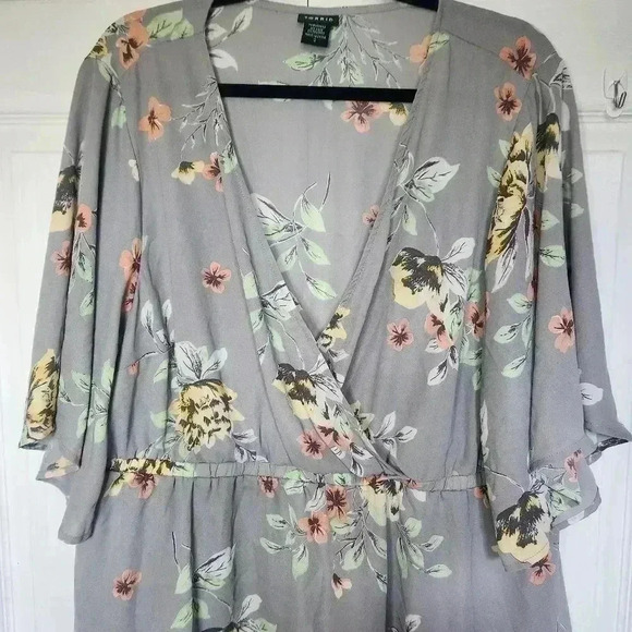 Torrid Lily Floral Faux Wrap Wide Sleeve Blouse  in Grey Floral Size 3 - Picture 2 of 8